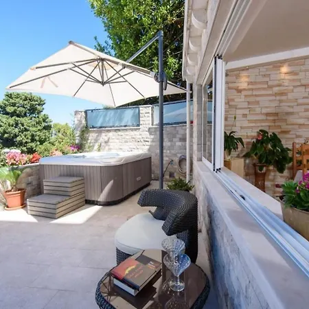 Daire Katarina Tiha - Two Bedroom With Jacuzzi And Sea View Te...